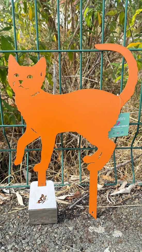 Chat décoratif en aluminium de couleur marron fauve pour aménager un jardin ou un espace extérieur à planter