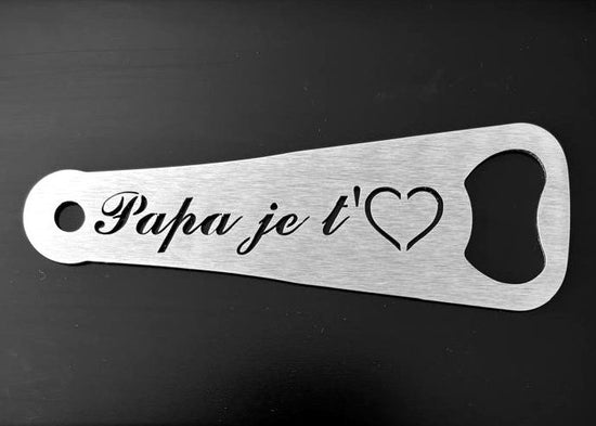 Décapsuleur réalisé en inox brossé avec la phrase Papa je t'aime découpée au laser. cadeau idéal et utile pour tous les Papas !