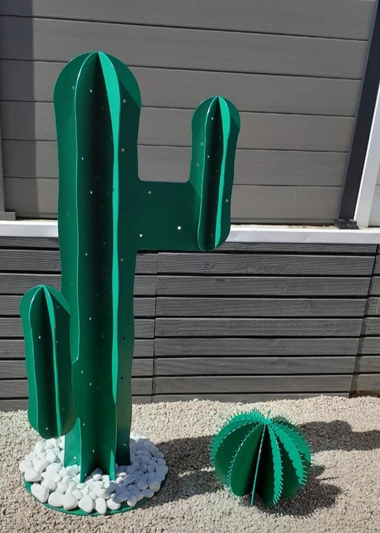 créer un espace extérieur dans votre jardin avec nos 2 types de cactus : 2 branches et boule en métal design, aluminium thermolaqué. Un effet garanti, sans entretien.