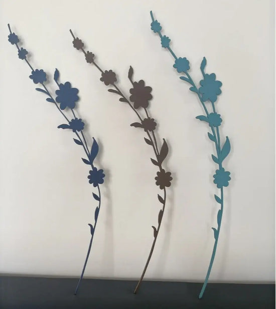 Fleur sur tige en aluminium découpée au laser et revêtue d'une peinture époxy thermolaquée de coloris au choix parmi ceux proposés. Idéale pour être planter dans des jardins, jardinière, pot de fleur, en intérieur comme en extérieur.