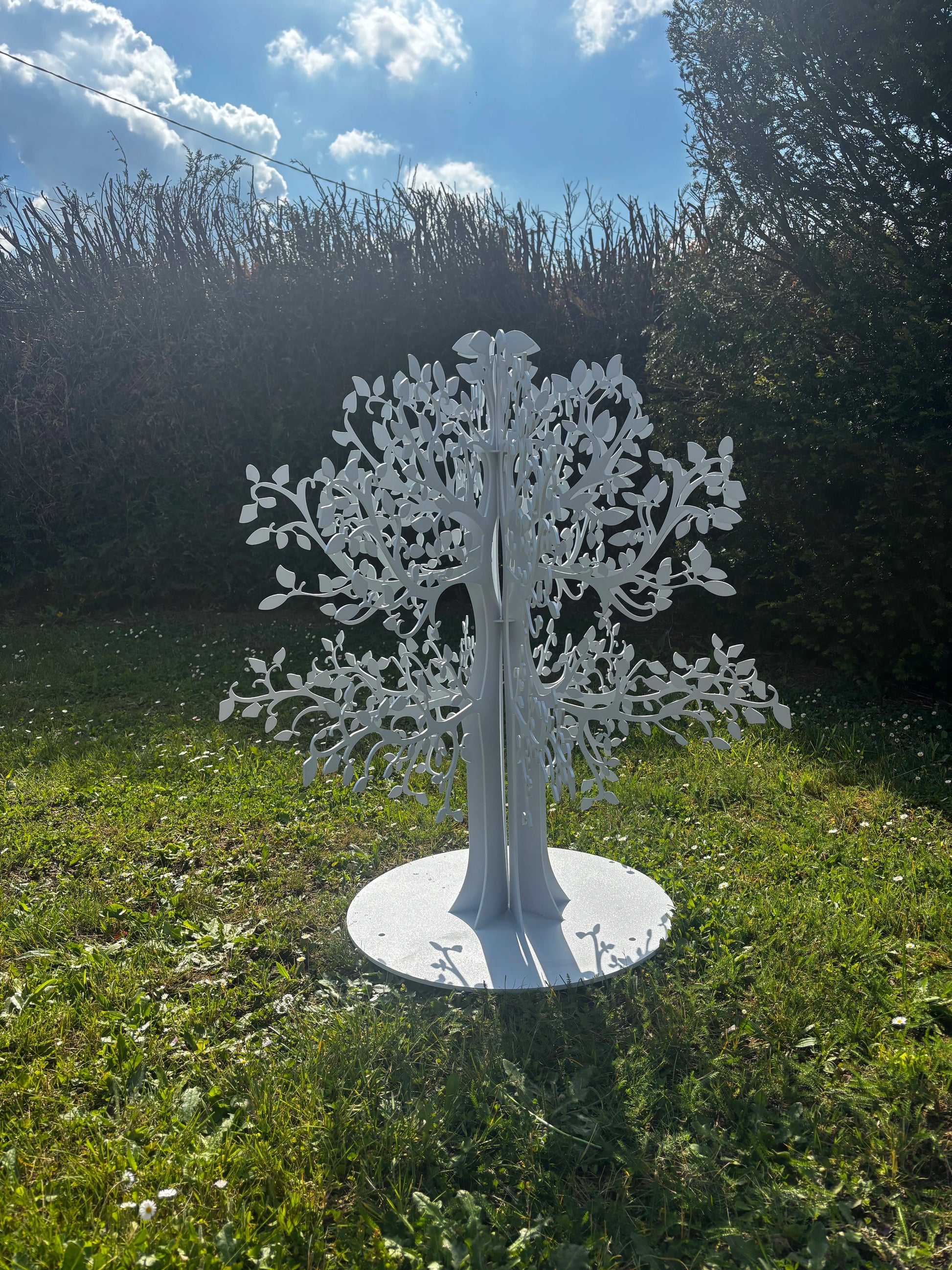 Cette sculpture arborisée réalisée en acier  réalisée sur commande à la couleur souhaitée. Présenté sur cette photo en blanc pailleté