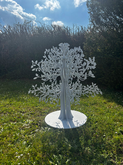 Cette sculpture arborisée réalisée en acier  réalisée sur commande à la couleur souhaitée. Présenté sur cette photo en blanc pailleté
