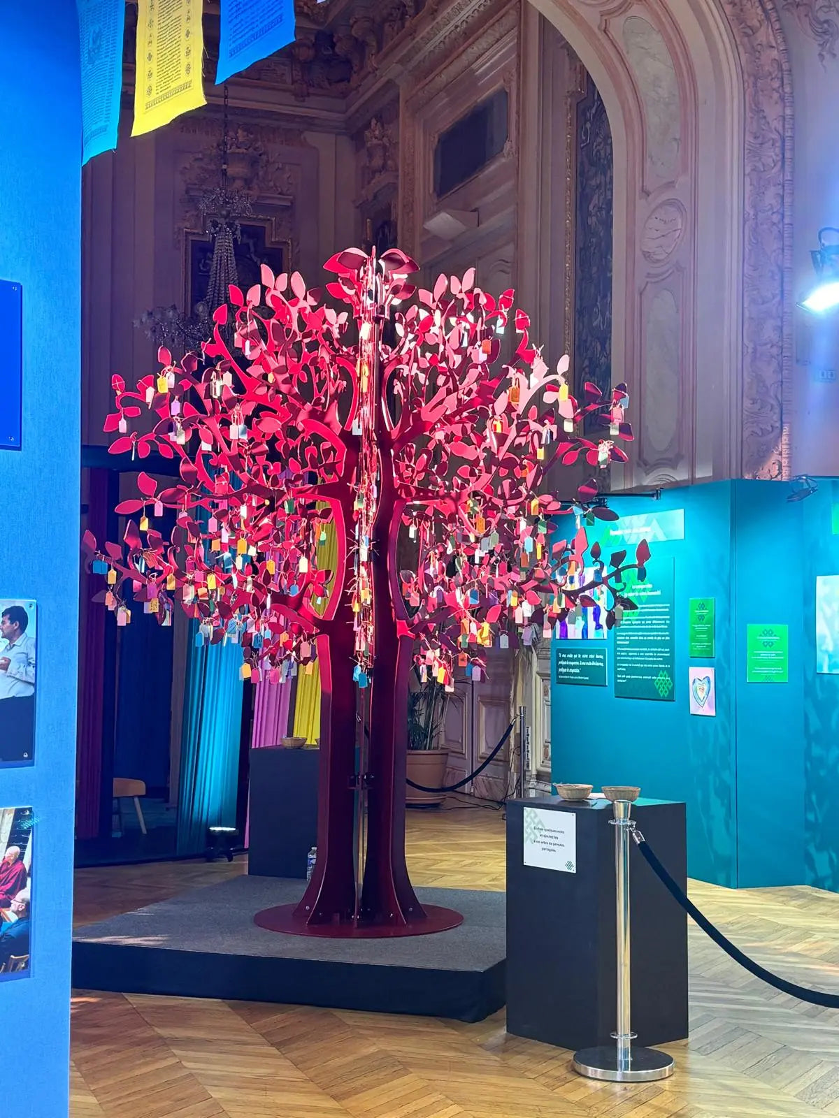 Arbre qui clôture l'expo sur le Dalaï Lama à Levallois qui sert d'arbre à vœux, souhaits, méditation