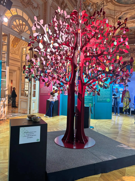 Arbre en acier revêtu d'une peinture époxy thermolaquée rouge bordeaux, version d'arbre démontable pour déplacer l'arbre à la fin de l'exposition
