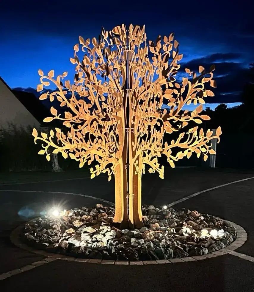 Arbre décoratif métal XXL installé en jardin – structure résistante aux intempéries