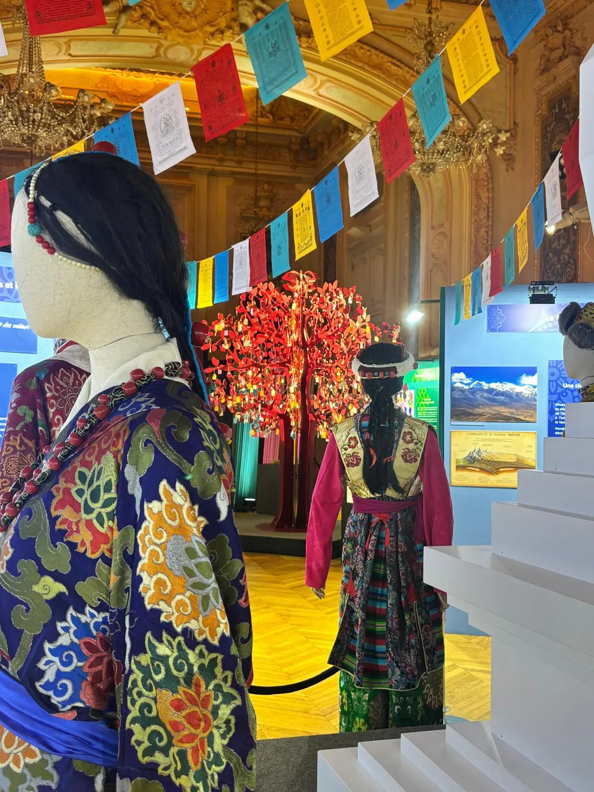 Arbre réalisé pour la maire de Levallois dans le cadre d'une expo sur le Dalaï Lama. 
