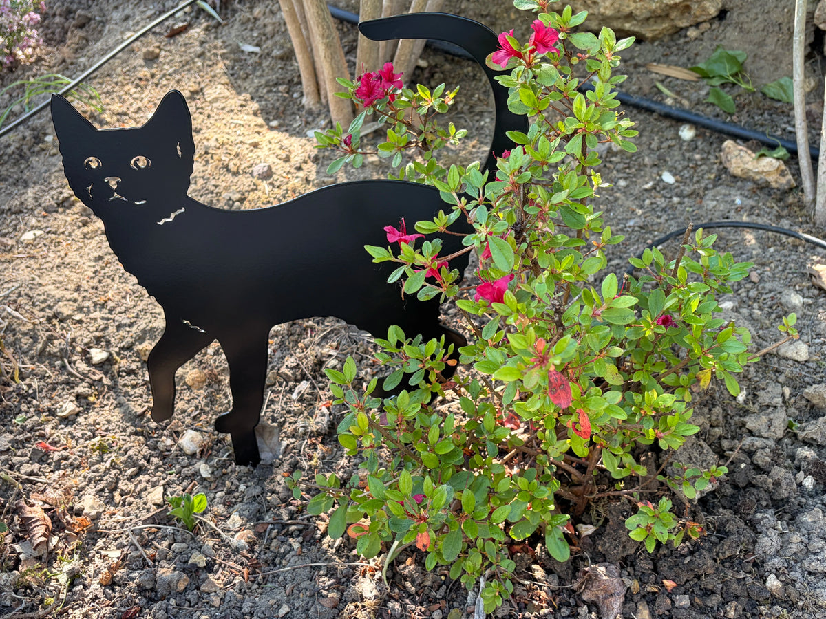 Chat en aluminium de couleur noir utilisé comme décoration de jardin idéal pour des talus, bosquets, balcon, jardinières
