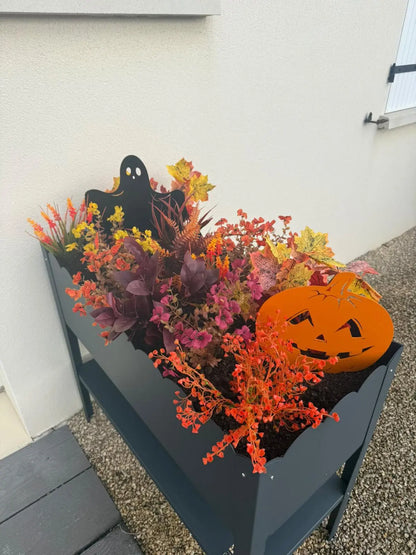 Figurine de citrouille de couleur orange s'associe parfaitement avec nos fantômes, à planter dans vos jardinières extérieures ou directement en pleine terre. Une parfaite décoration pour les fêtes d'Halloween.