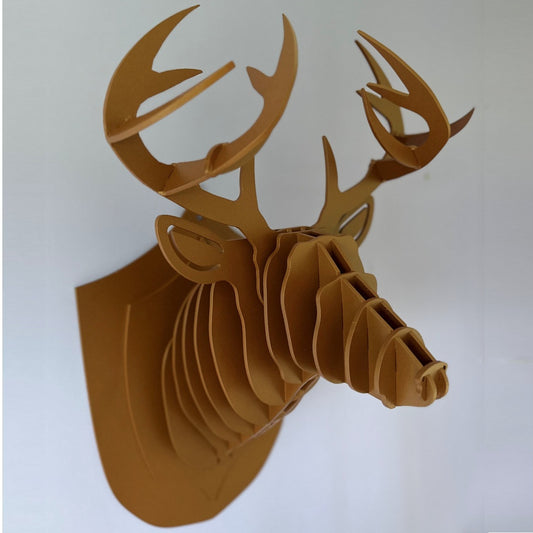 Tête de cerf réalisée en aluminium découpé grâce à la technologie laser, soudée et revêtue d'une peinture époxy thermolaquée permettant d'être mis en place en intérieur comme en extérieur 