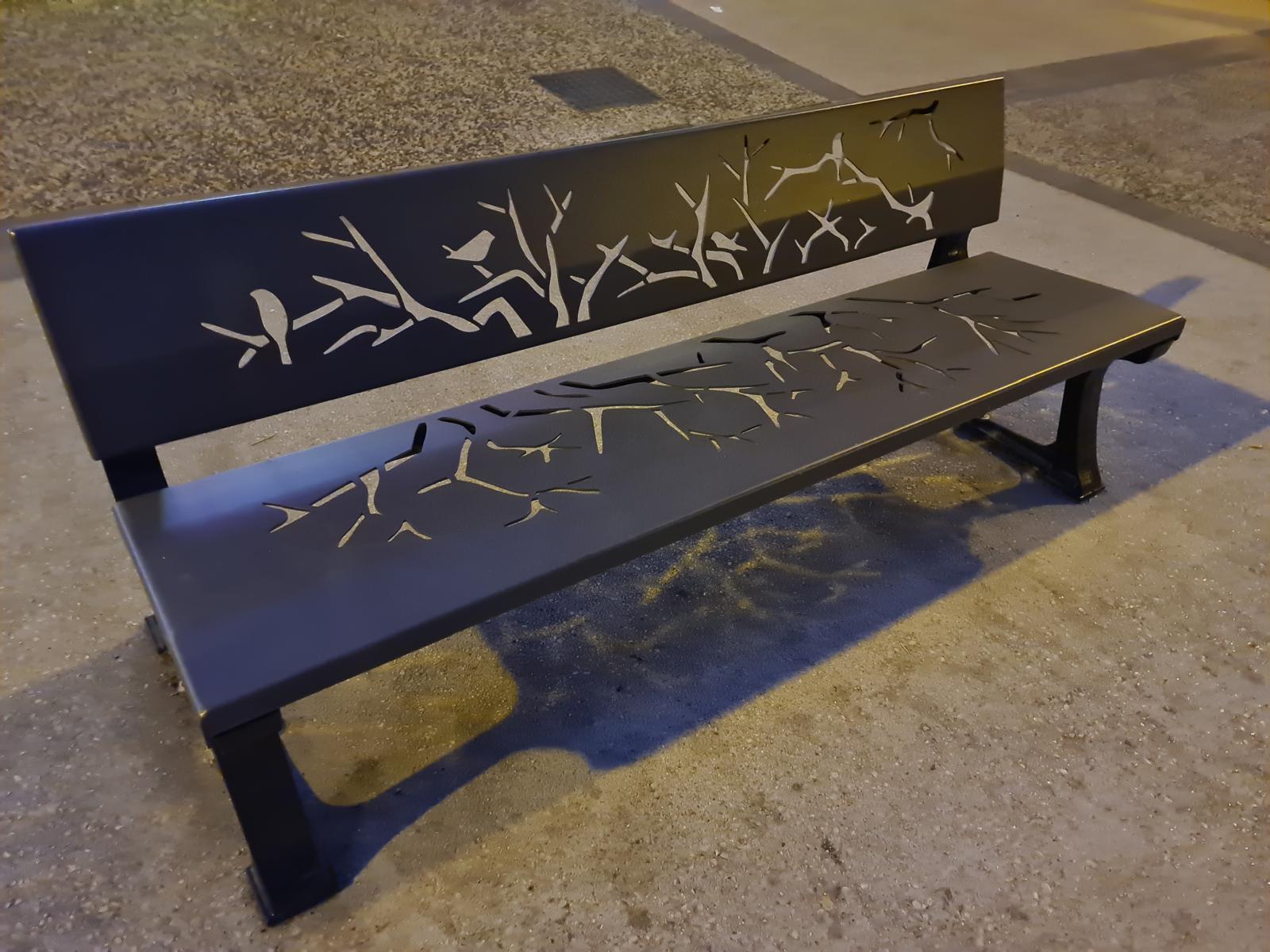 Banc design en aluminium, robuste et confortable, intérieur/extérieur, personnalisable en couleur et motif. Place publique