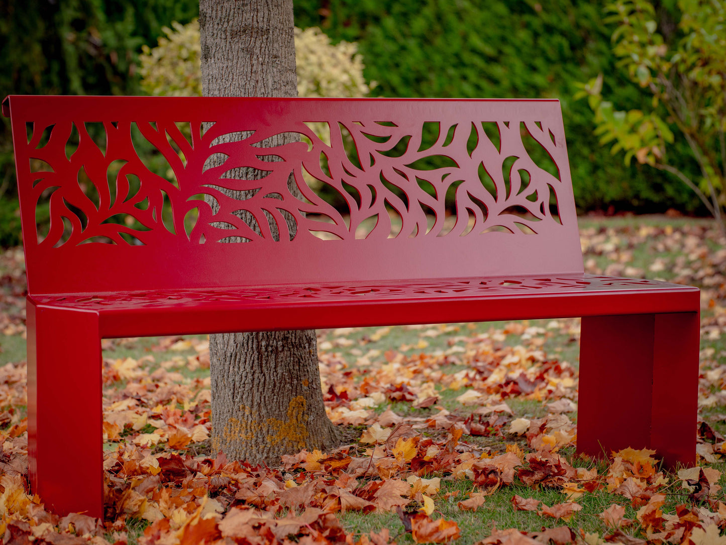 Banc design en aluminium, robuste et confortable, intérieur/extérieur, personnalisable en couleur et motif. Jardin public