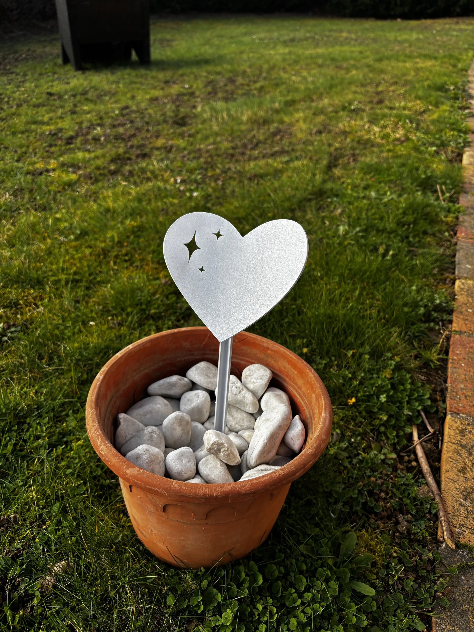 Cœur blanc pailleté décoratif en aluminium à planter dans un pot de fleurs