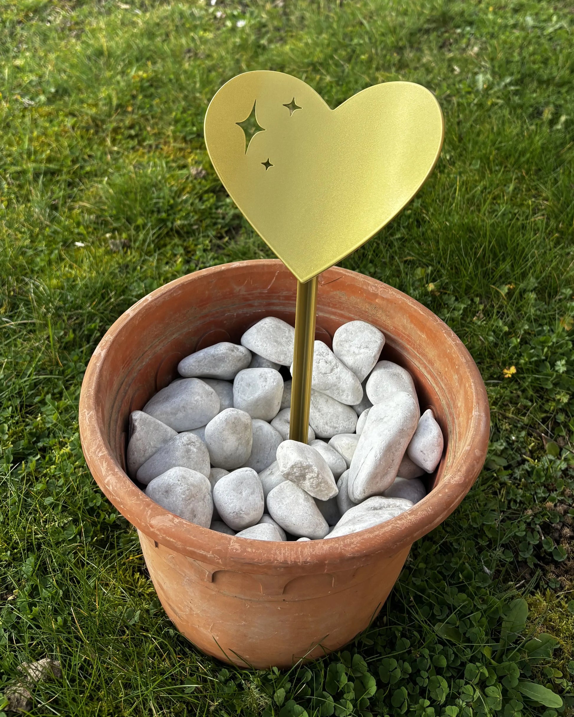 Cœur décoratif doré en aluminium à planter dans un pot de fleurs