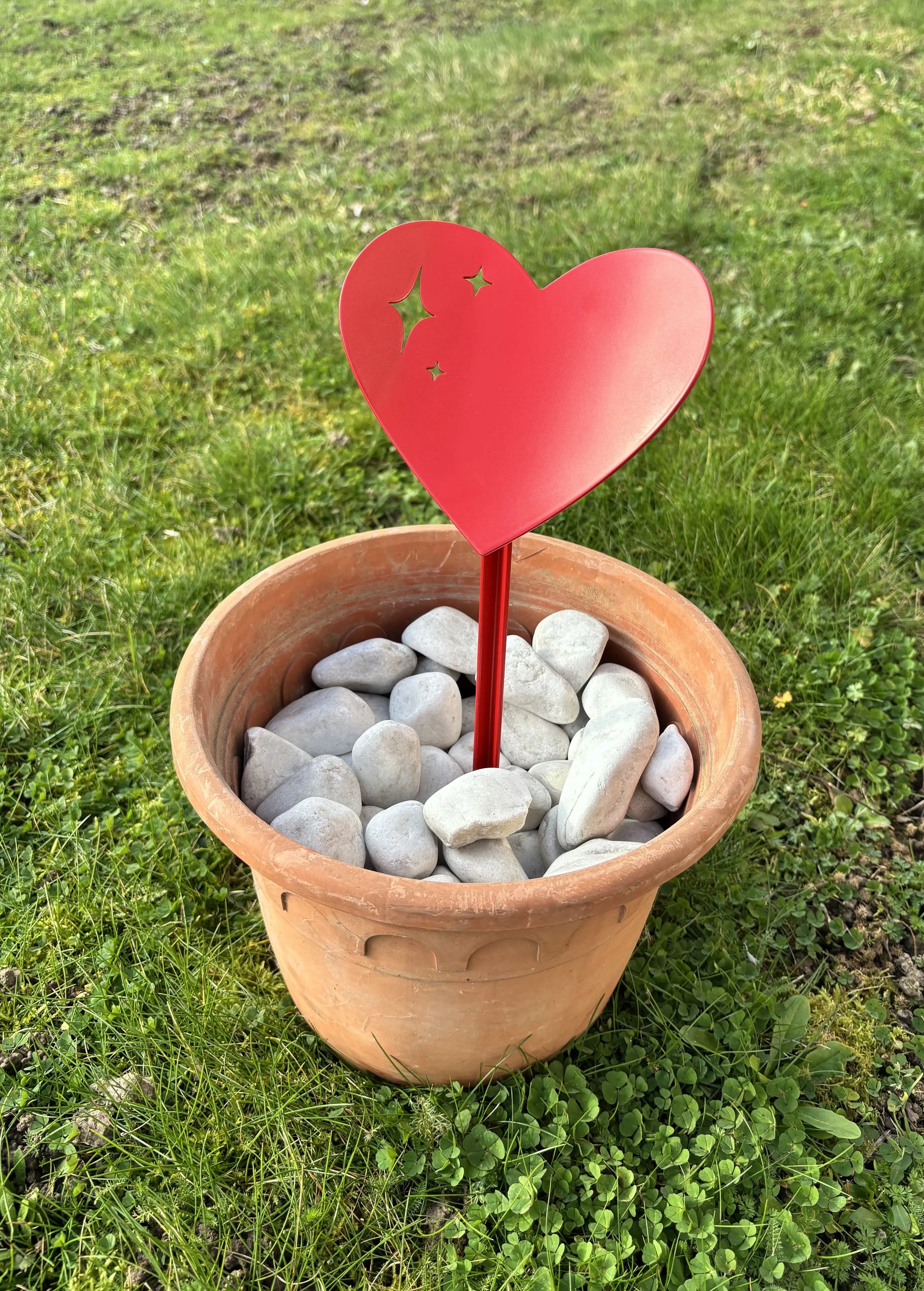 Cœur décoratif rouge en aluminium à planter dans un pot de fleurs